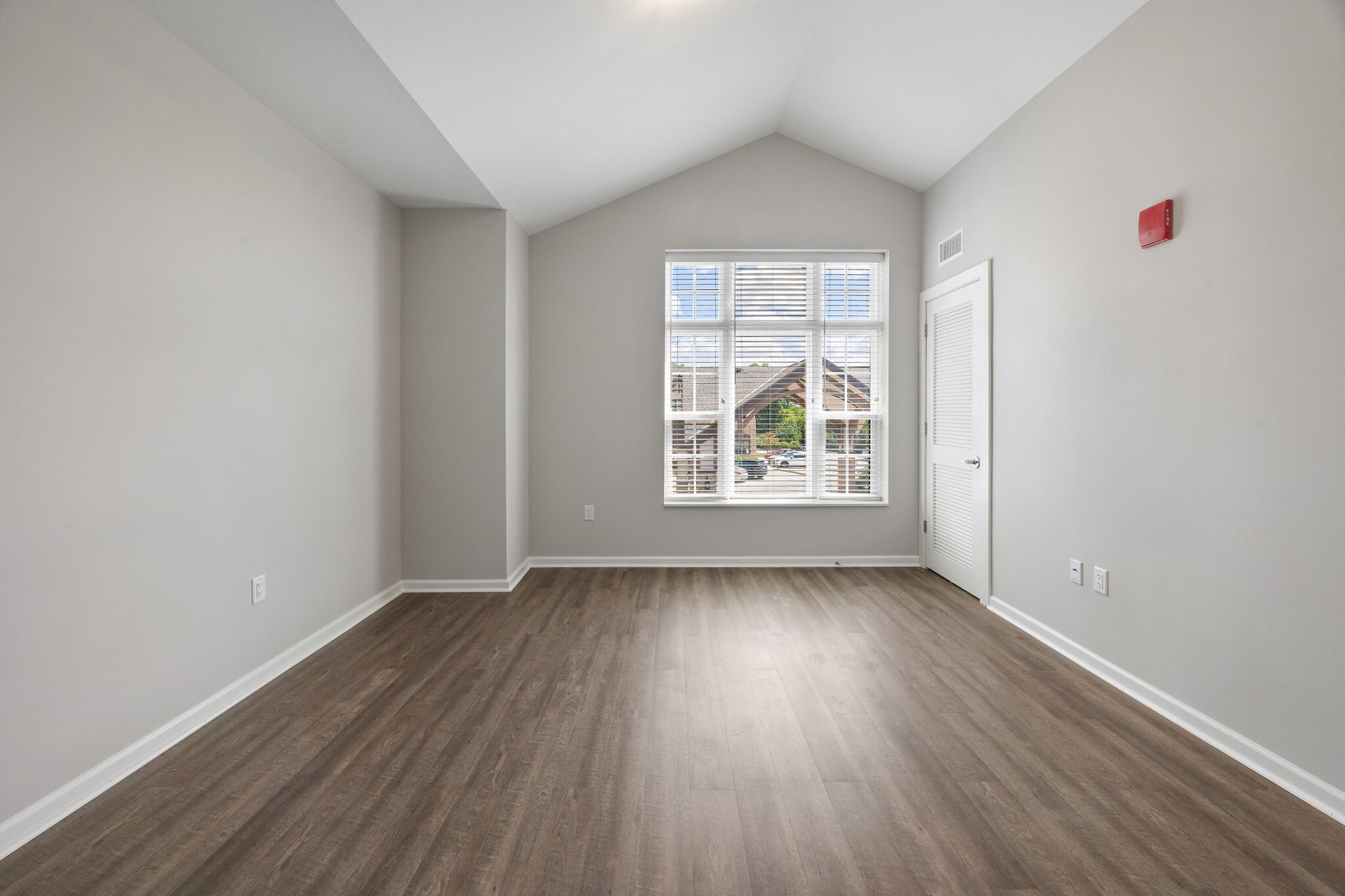 Commercial_16040_West_Greenfield_Avenue_027